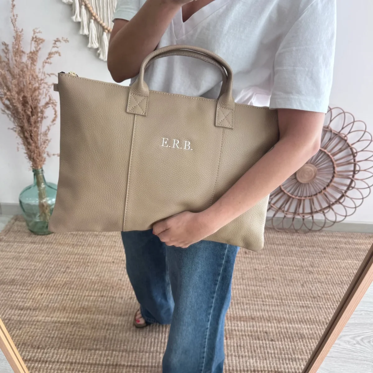 Bolso para portatil piel taupe iniciales bordadas - Imagen 9