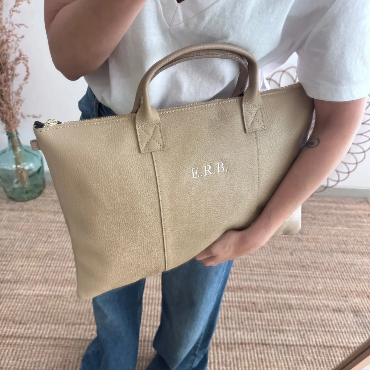 Bolso para portatil piel taupe iniciales bordadas - Imagen 4
