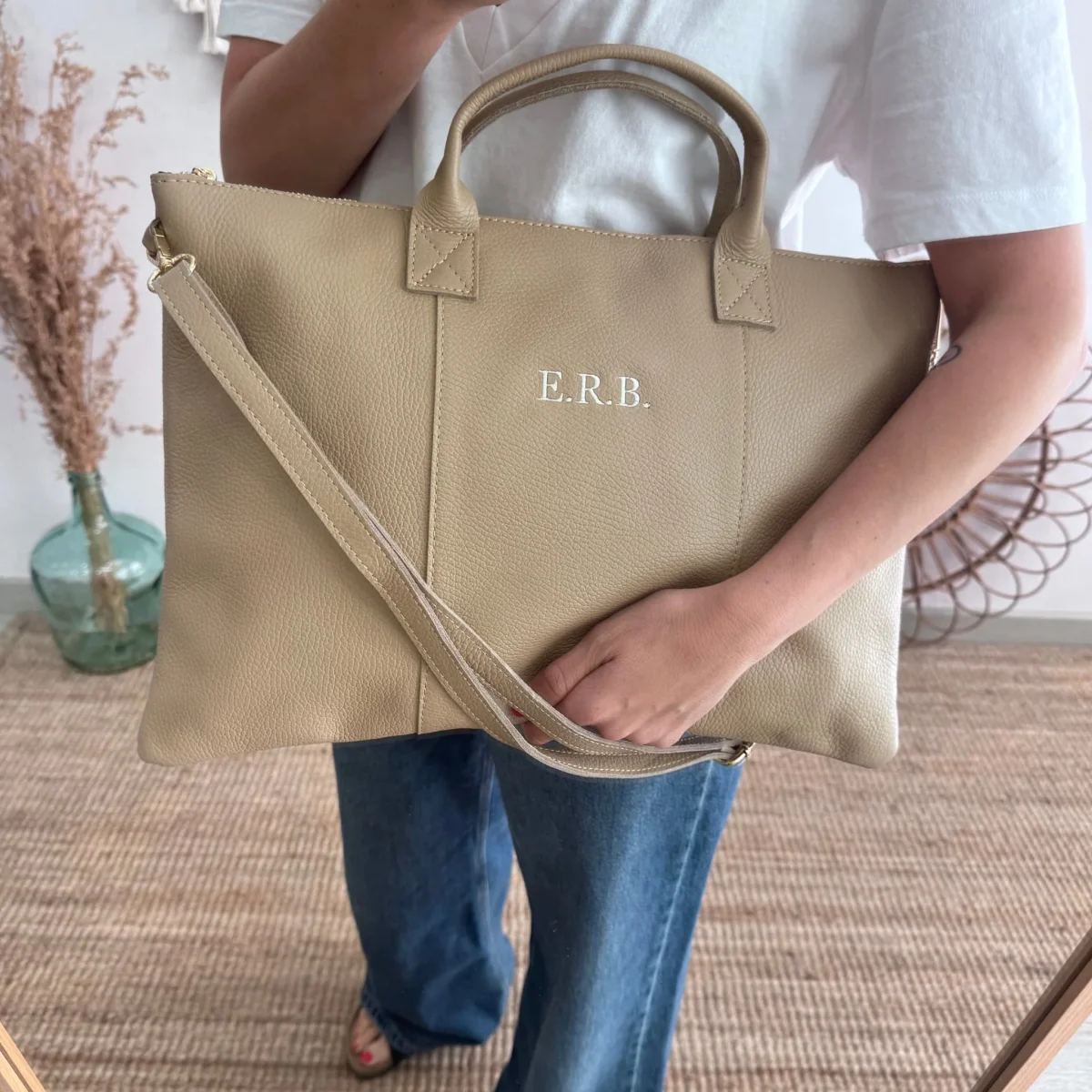 Bolso para portatil piel taupe iniciales bordadas - Imagen 7
