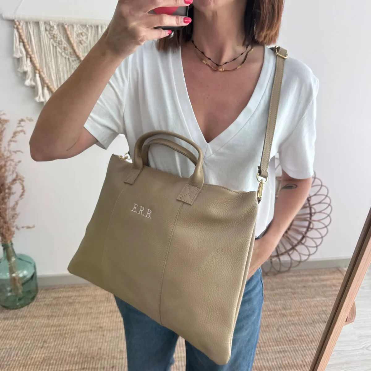 Bolso para portatil piel taupe iniciales bordadas - Imagen 5