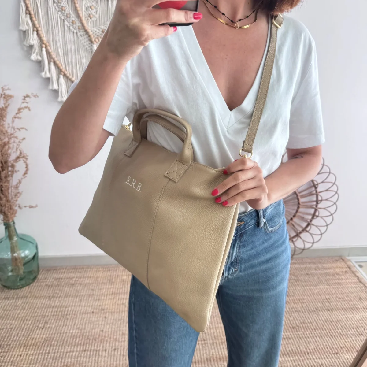 Bolso para portatil piel taupe iniciales bordadas - Imagen 8