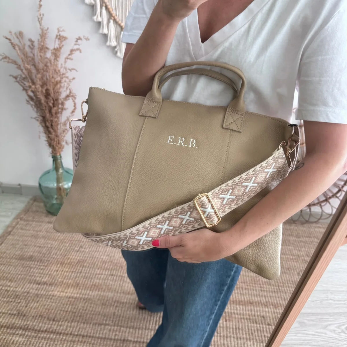 Bolso para portatil piel taupe iniciales bordadas - Imagen 6