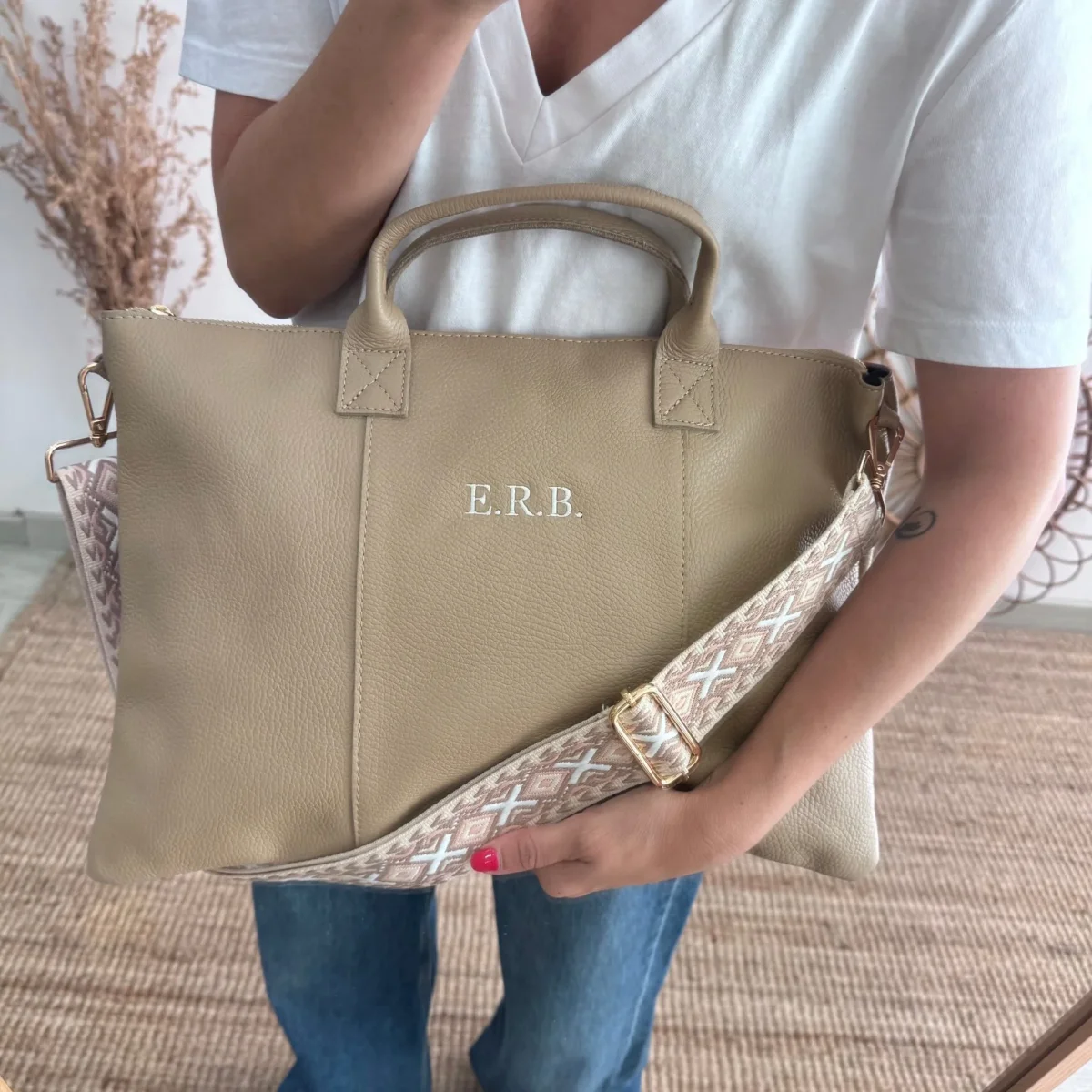 Bolso para portatil piel taupe iniciales bordadas - Imagen 2