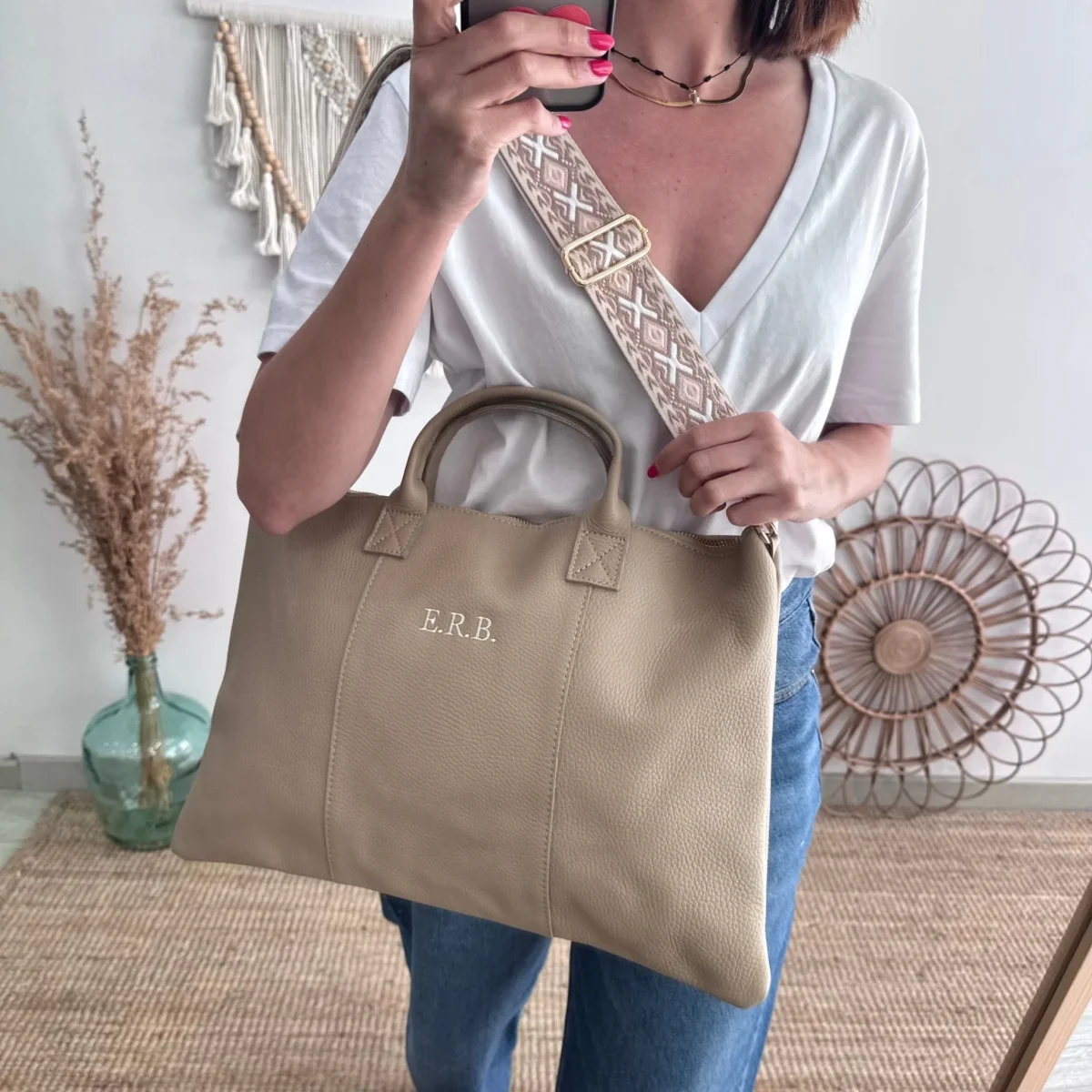 Bolso para portatil piel taupe iniciales bordadas - Imagen 3