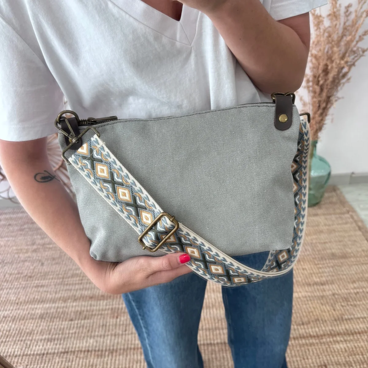 Bandolera loneta gris claro iniciales bordadas con correa étnica - Imagen 2
