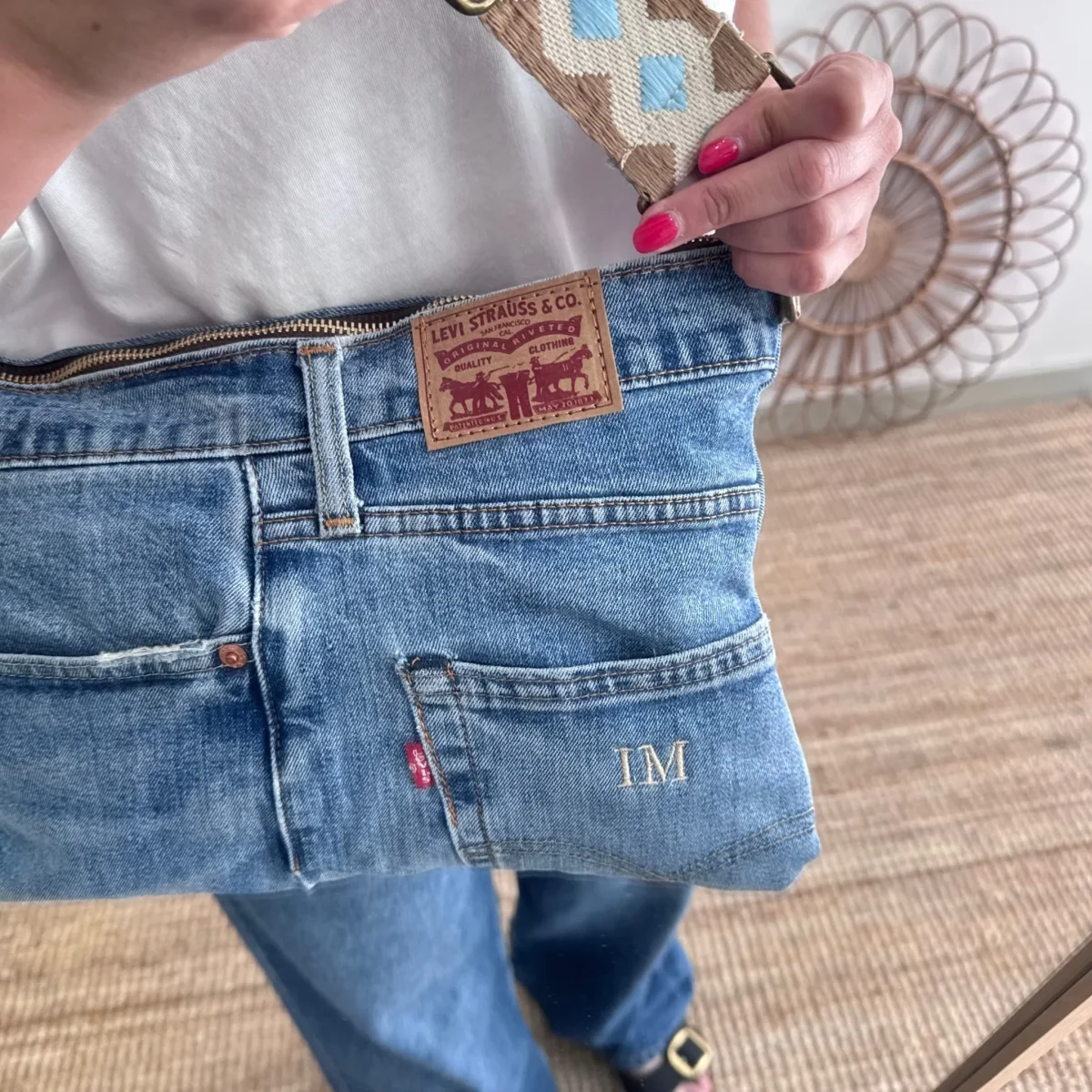 Bandolera denim asas piel taupe iniciales bordadas - Imagen 5