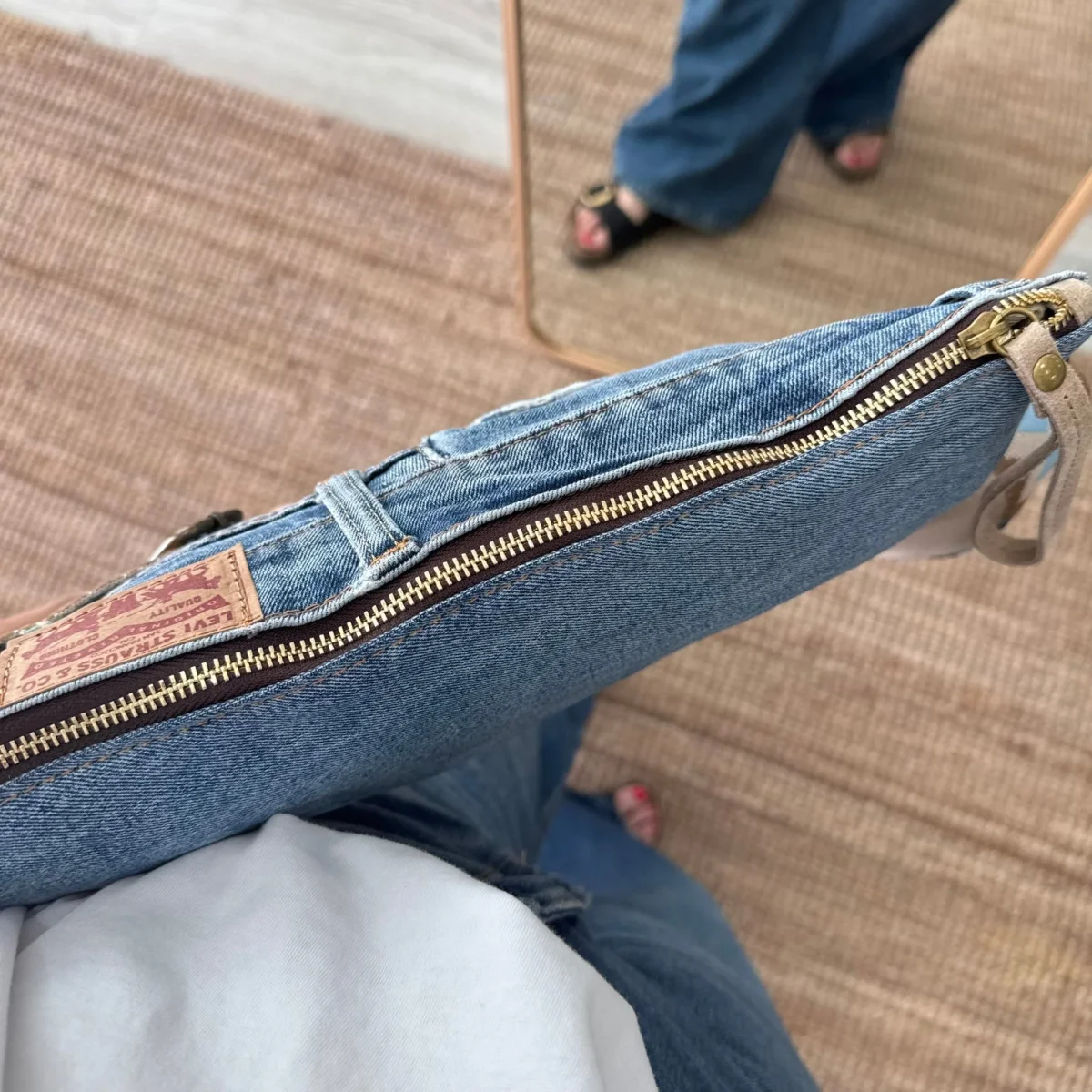 Bandolera denim asas piel taupe iniciales bordadas - Imagen 9