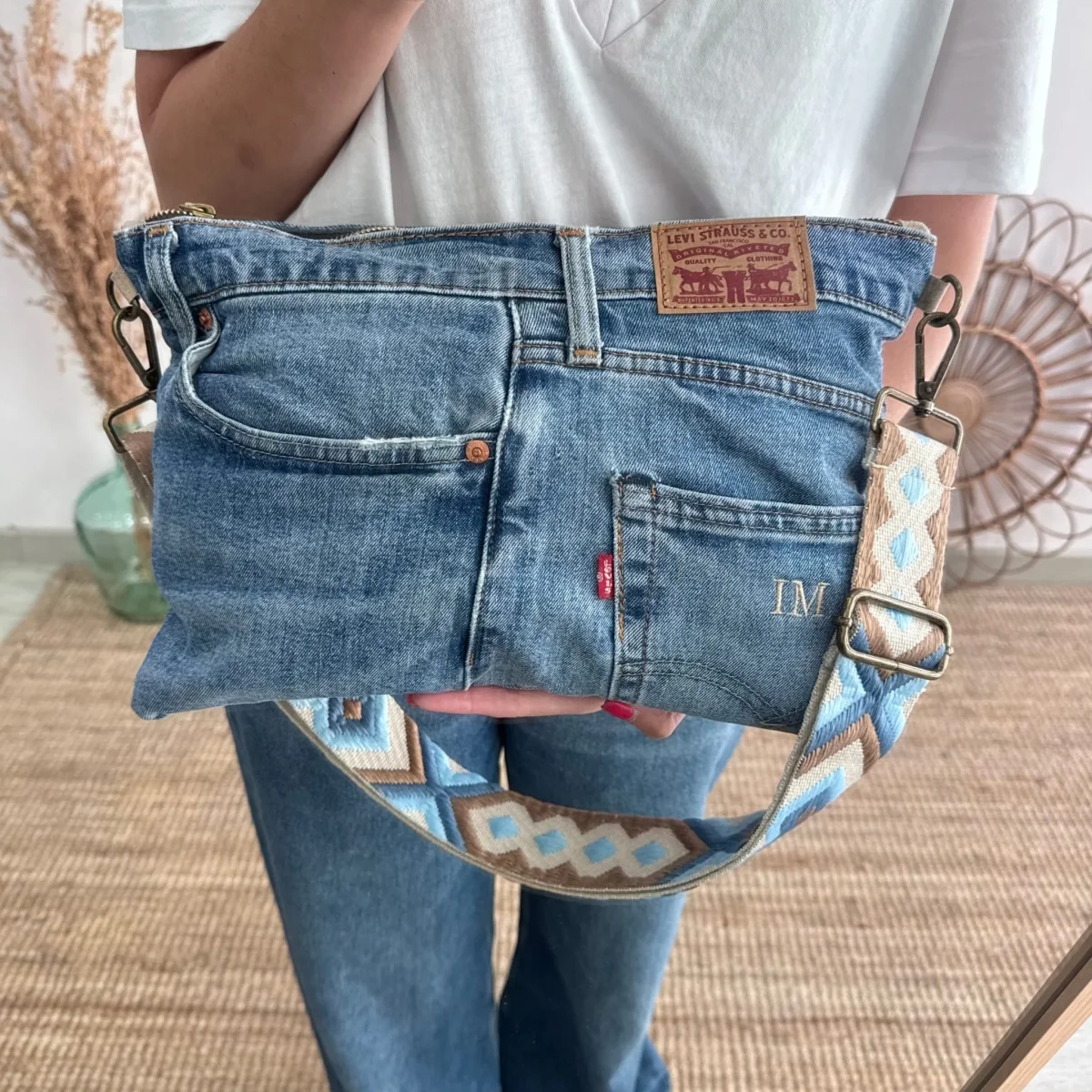 Bandolera denim asas piel taupe iniciales bordadas - Imagen 2