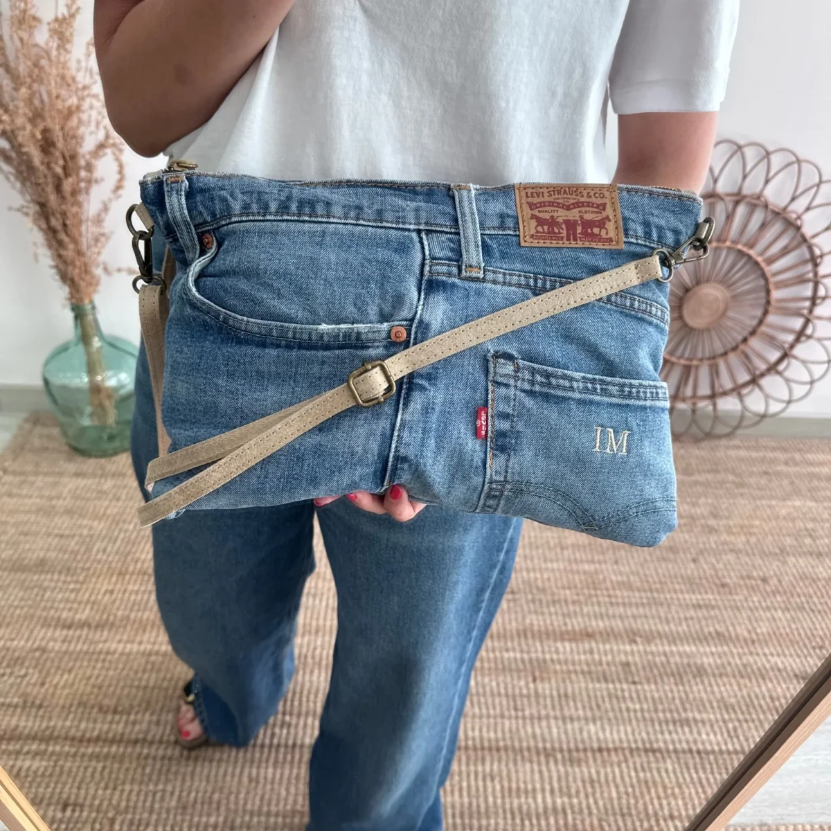 Bandolera denim asas piel taupe iniciales bordadas - Imagen 4