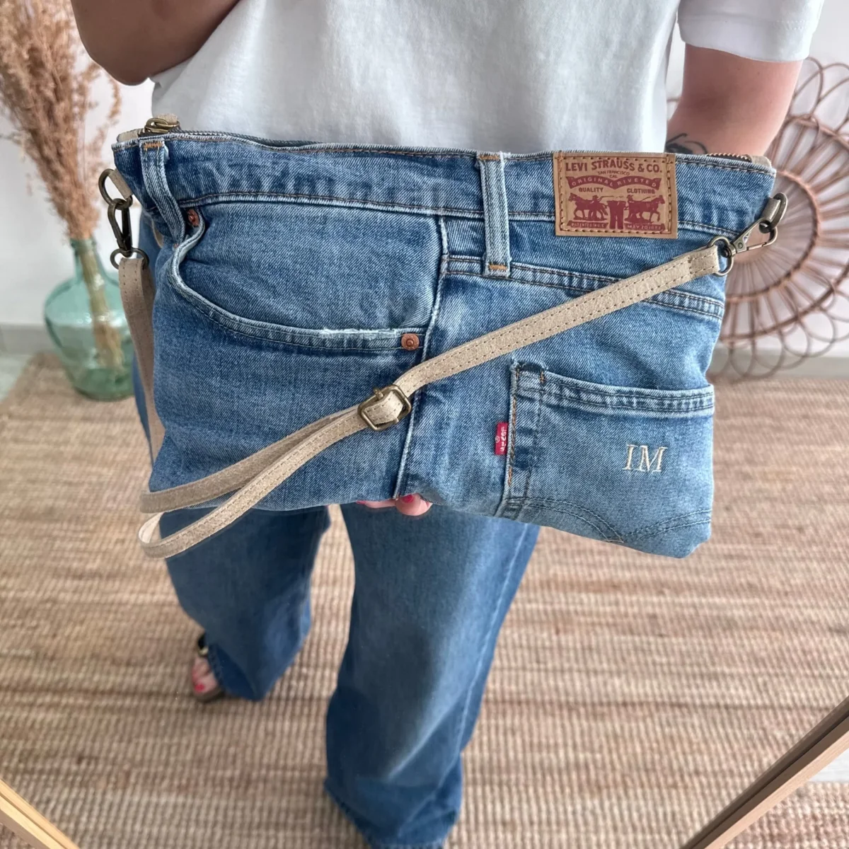 Bandolera denim asas piel taupe iniciales bordadas - Imagen 8