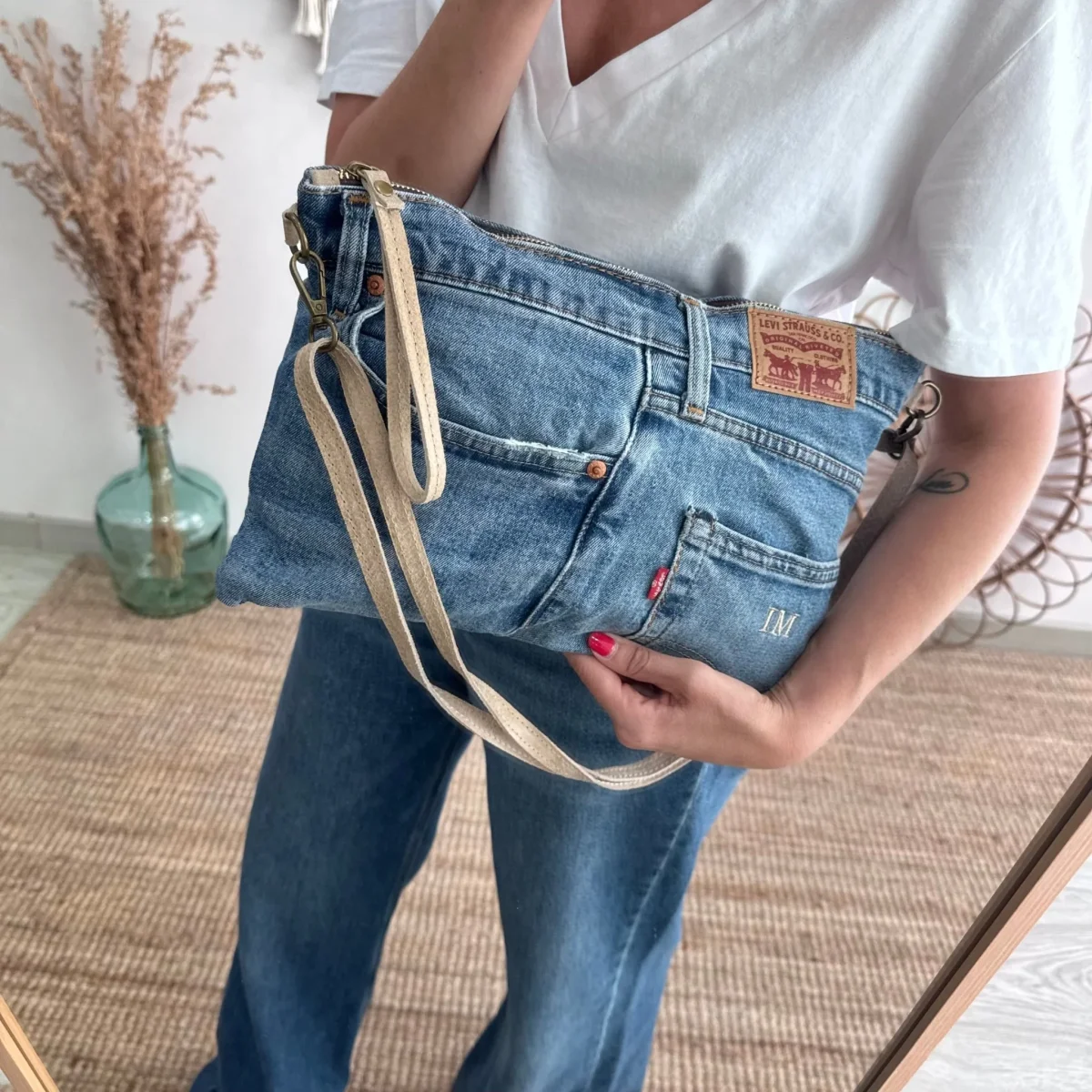 Bandolera denim asas piel taupe iniciales bordadas - Imagen 6