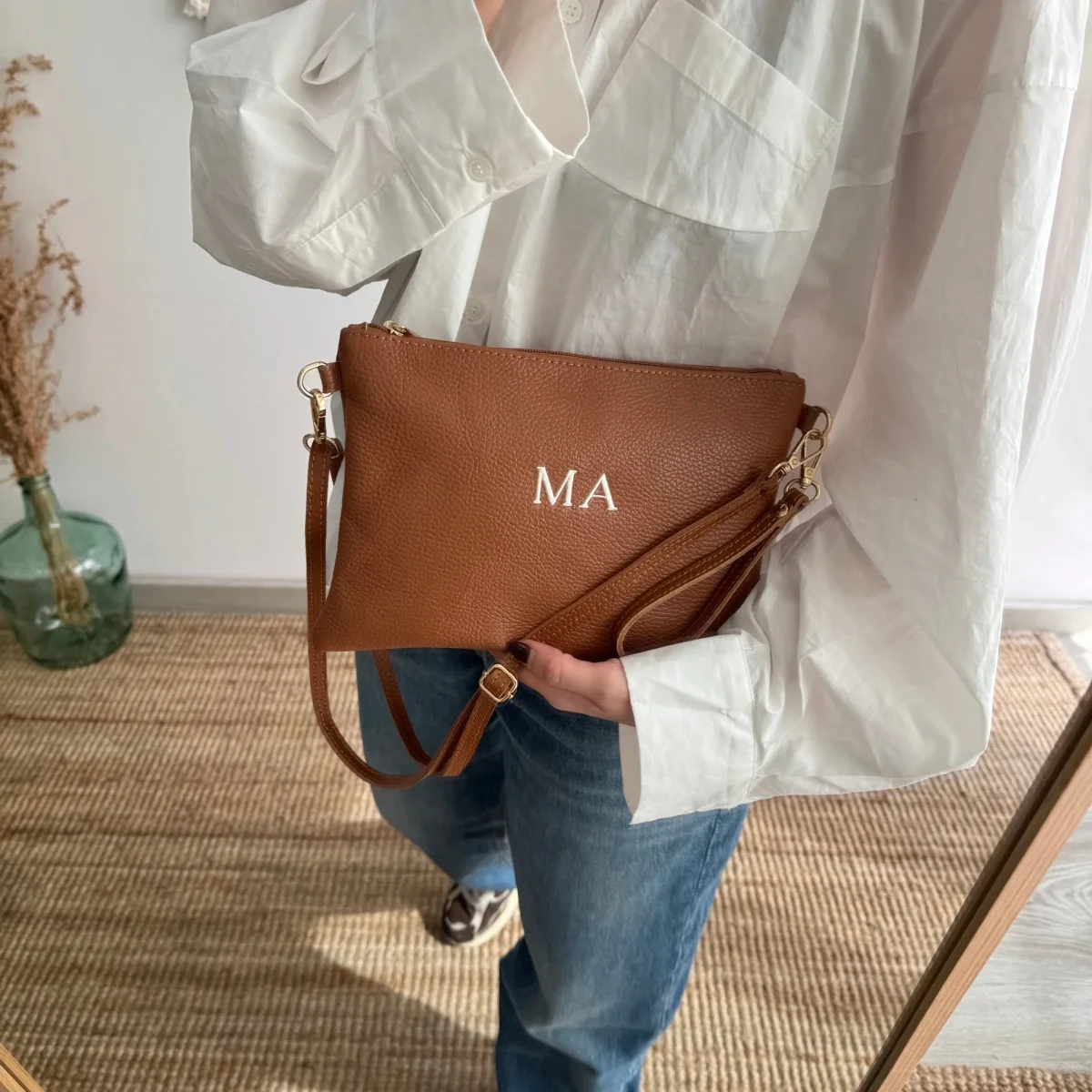 Bolso piel bandolera iniciales bordadas camel - Imagen 5