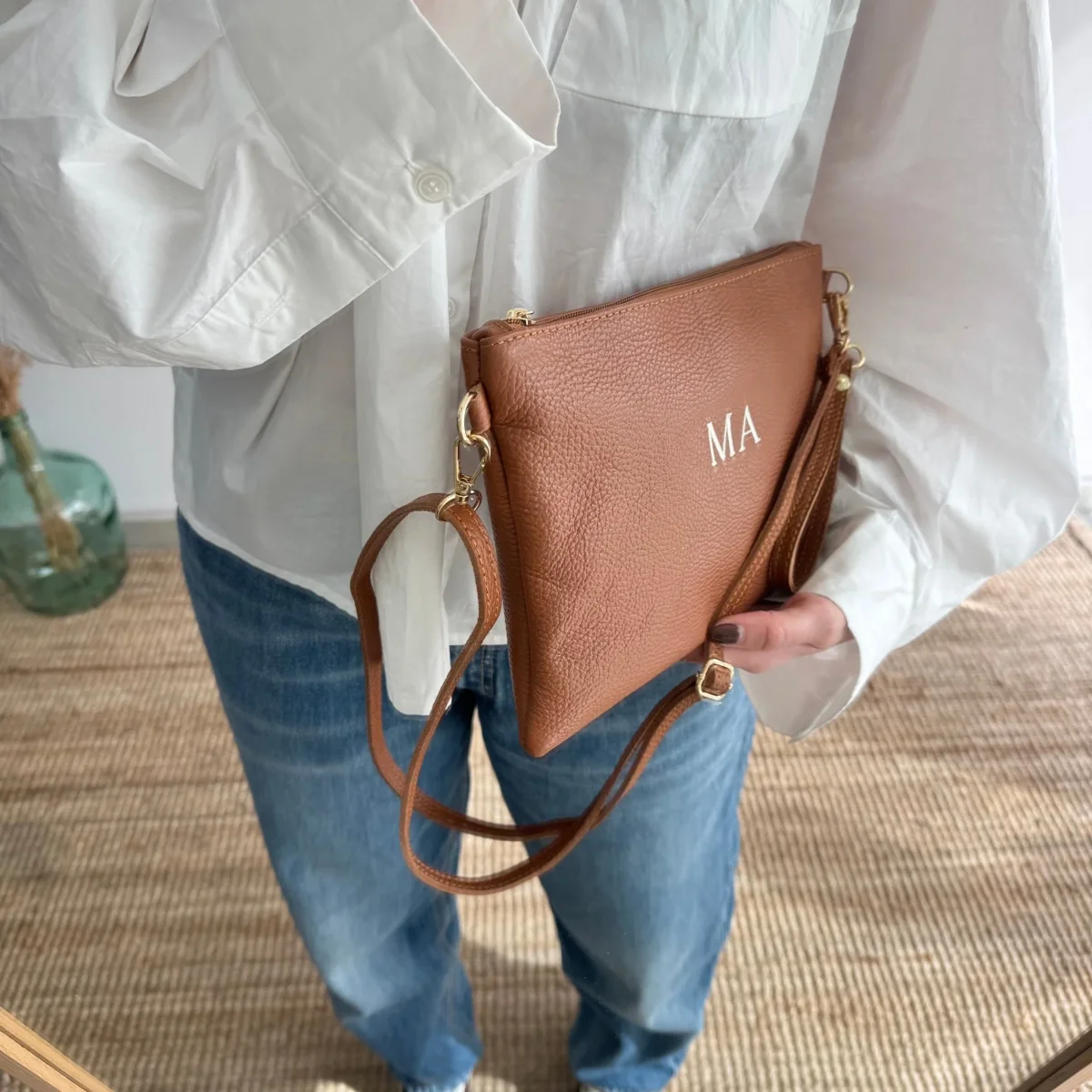 Bolso piel bandolera iniciales bordadas camel - Imagen 8