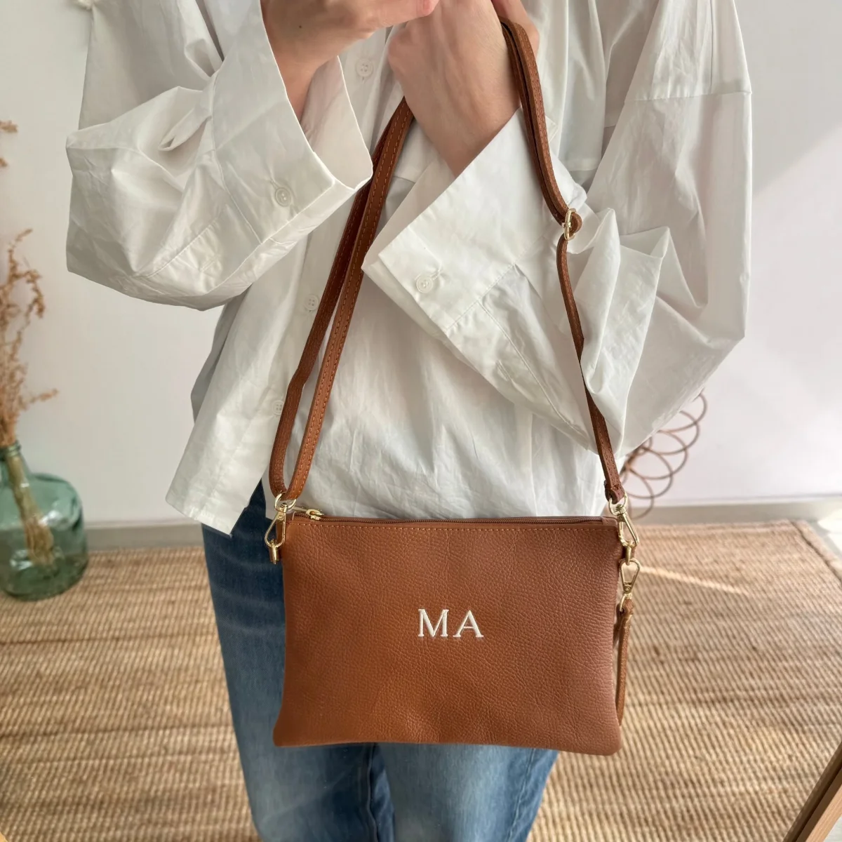 Bolso piel bandolera iniciales bordadas camel - Imagen 6