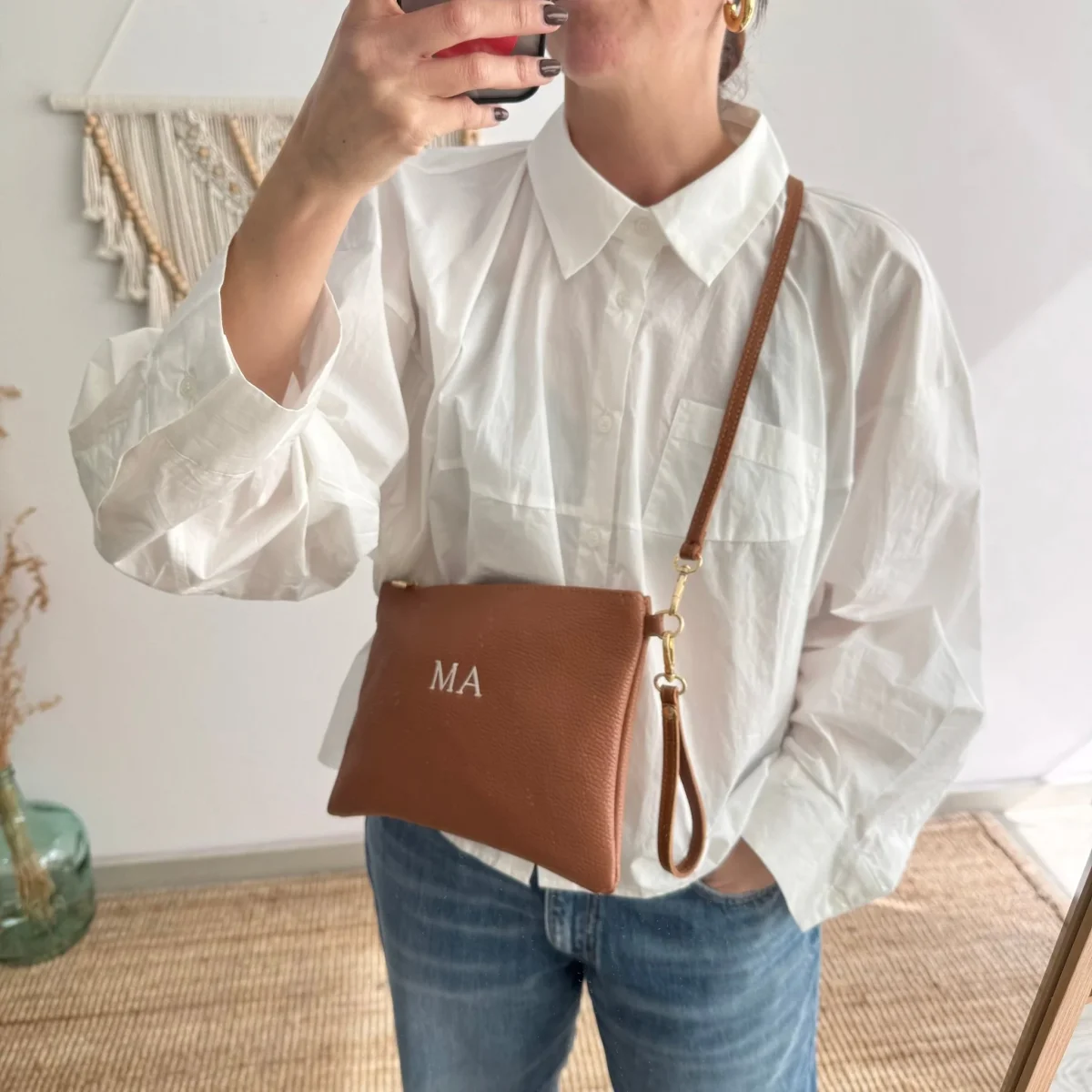 Bolso piel bandolera iniciales bordadas camel - Imagen 3