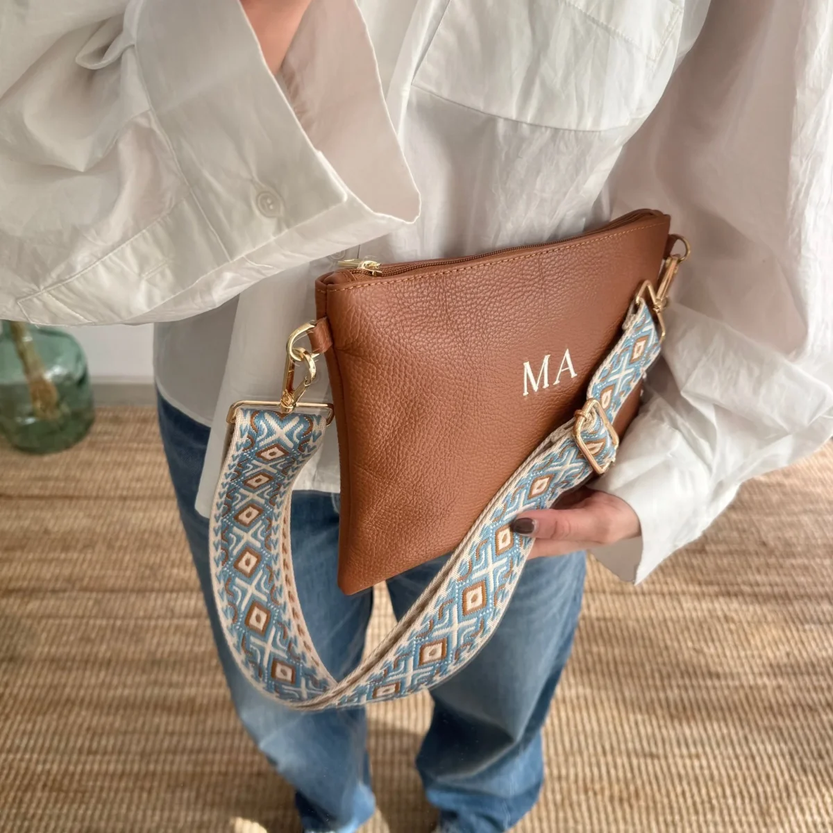 Bolso piel bandolera iniciales bordadas camel - Imagen 7