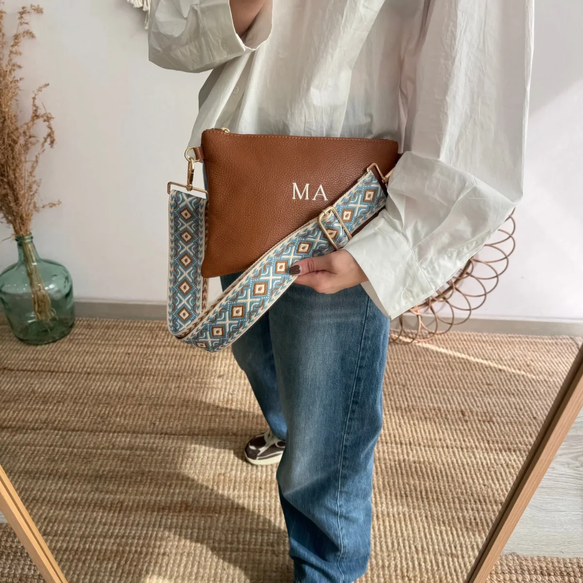 Bolso piel bandolera iniciales bordadas camel - Imagen 9