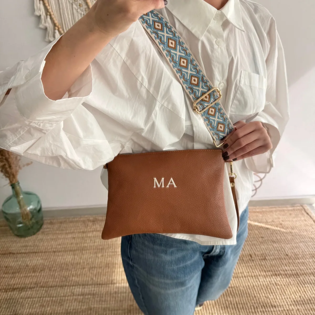Bolso piel bandolera iniciales bordadas camel - Imagen 4