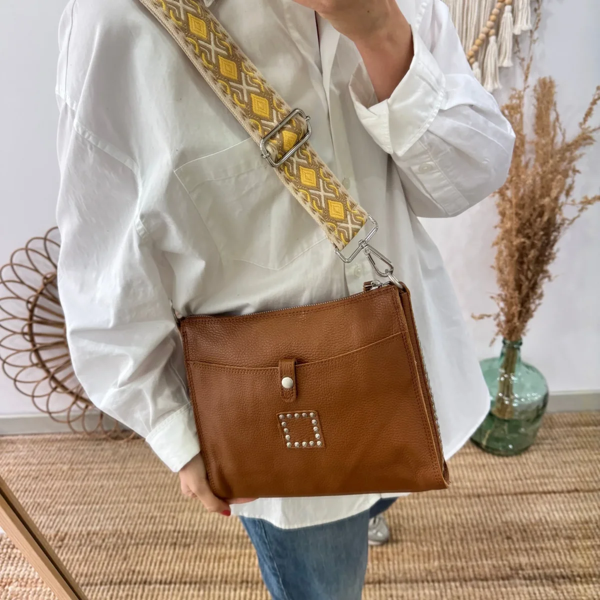 Bandolera camel piel herrajes plata - Imagen 3