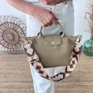 Bolso ovalado piel taupe solapa iniciales bordadas