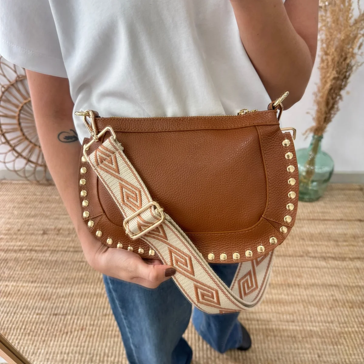 Bandolera ovalada piel tachuelas camel iniciales bordadas - Imagen 7