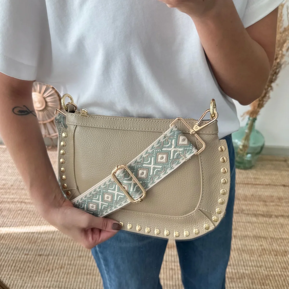 Bandolera ovalada piel tachuelas taupe iniciales bordadas - Imagen 4