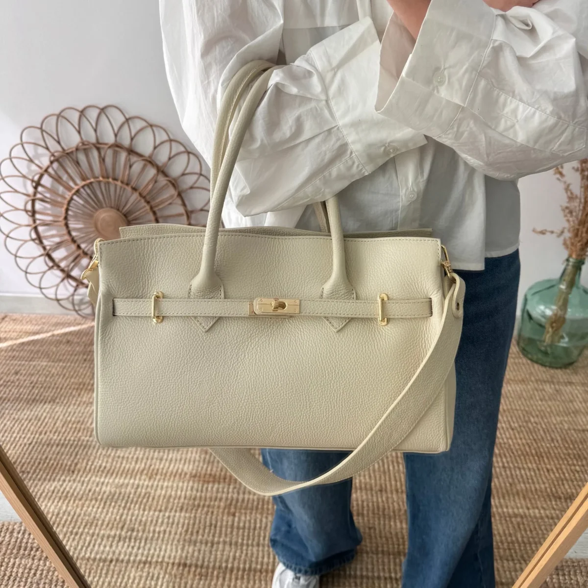 Bolso shopper beige cierre dorado