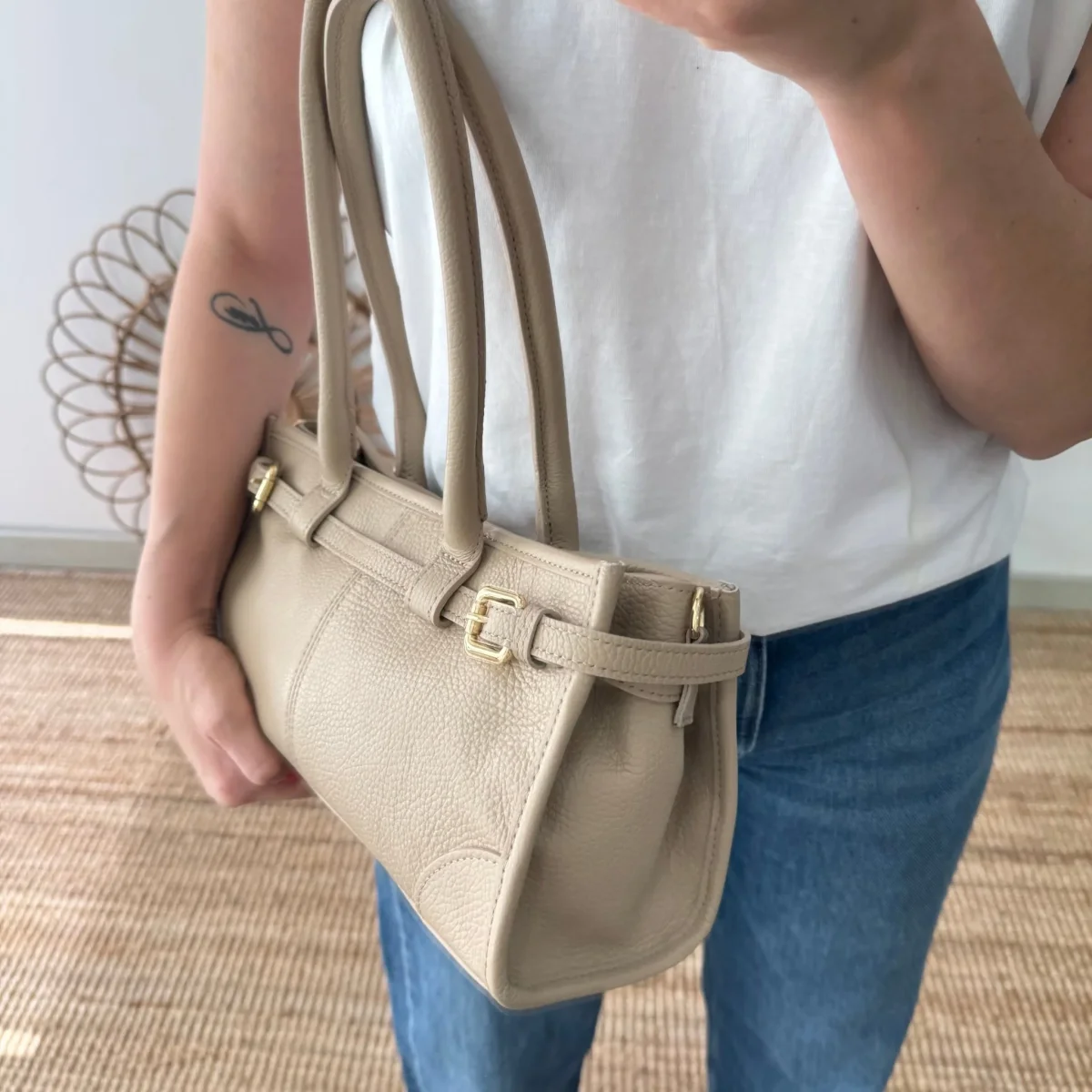 Bolso piel cierre cinturón taupe - Imagen 5