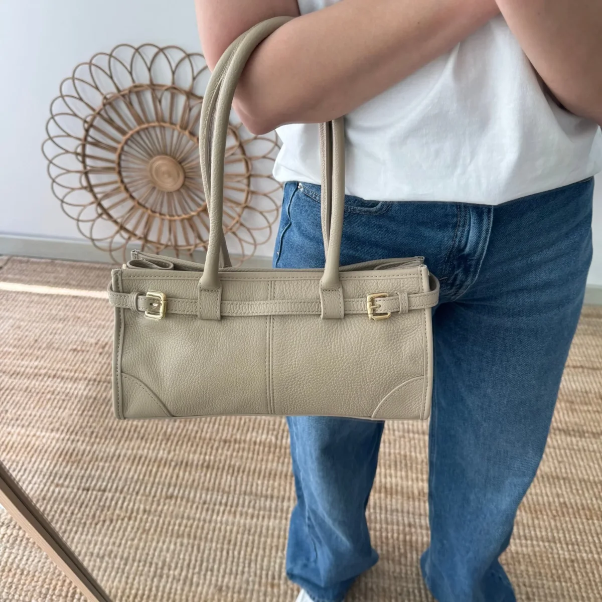 Bolso piel cierre cinturón taupe - Imagen 2