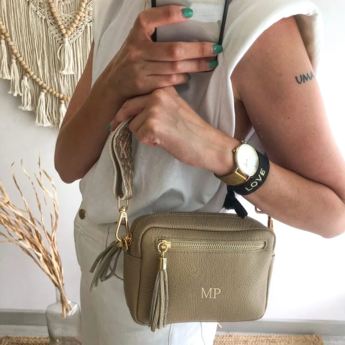 Bolso rectangular piel taupe doble pompón iniciales bordadas - Imagen 3