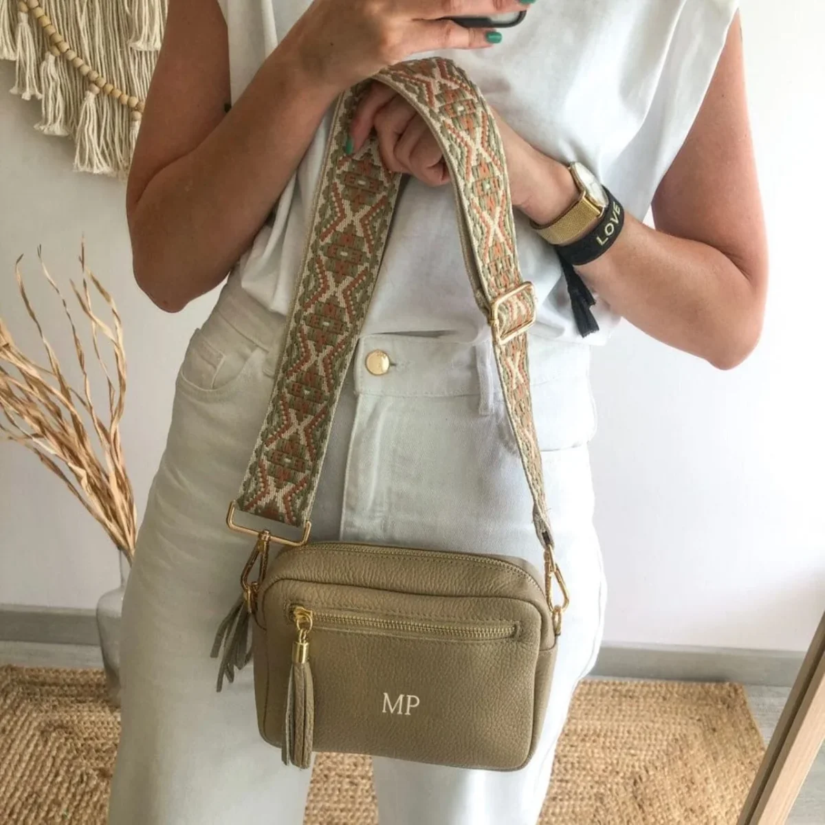 Bolso rectangular piel taupe doble pompón iniciales bordadas - Imagen 4