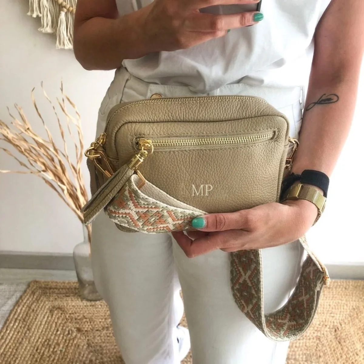 Bolso rectangular piel taupe doble pompón iniciales bordadas - Imagen 2