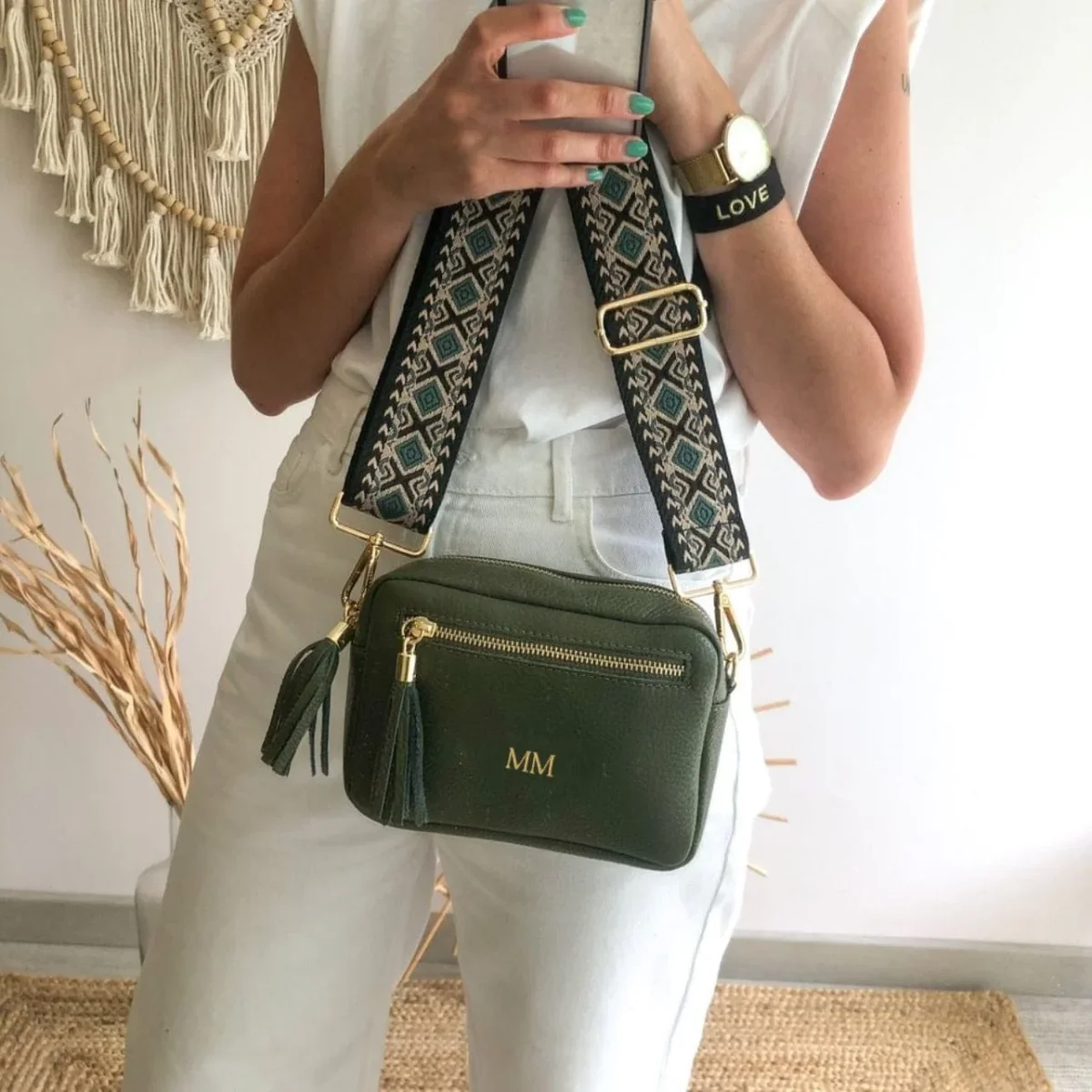 Bolso rectangular piel caqui doble pompón iniciales bordadas - Imagen 4