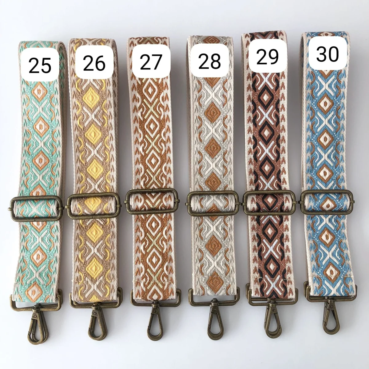 Bolso mostaza loneta iniciales bordadas con correa étnica - Imagen 7