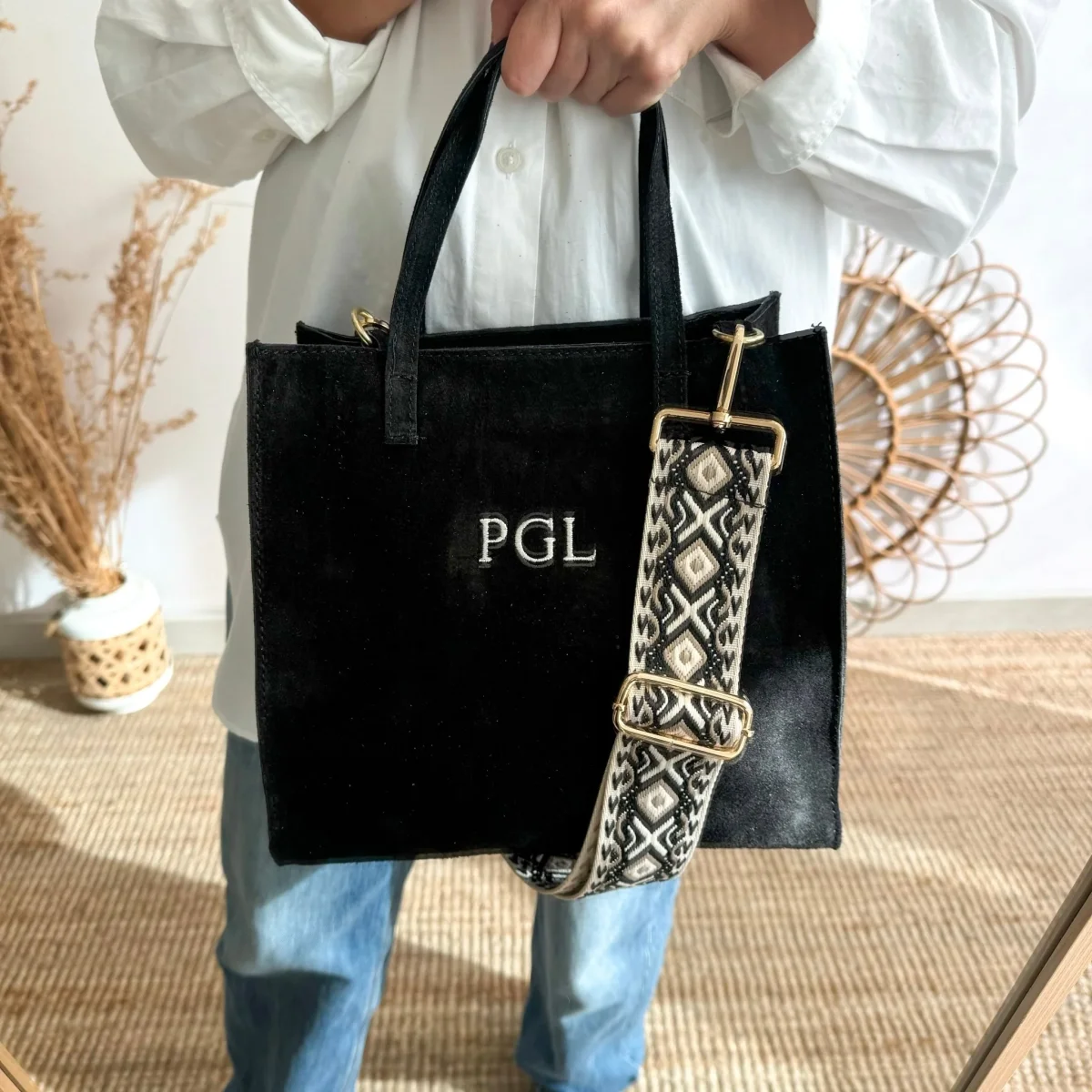Bolso cuadrado serraje negro herraje dorado iniciales bordadas - Imagen 7