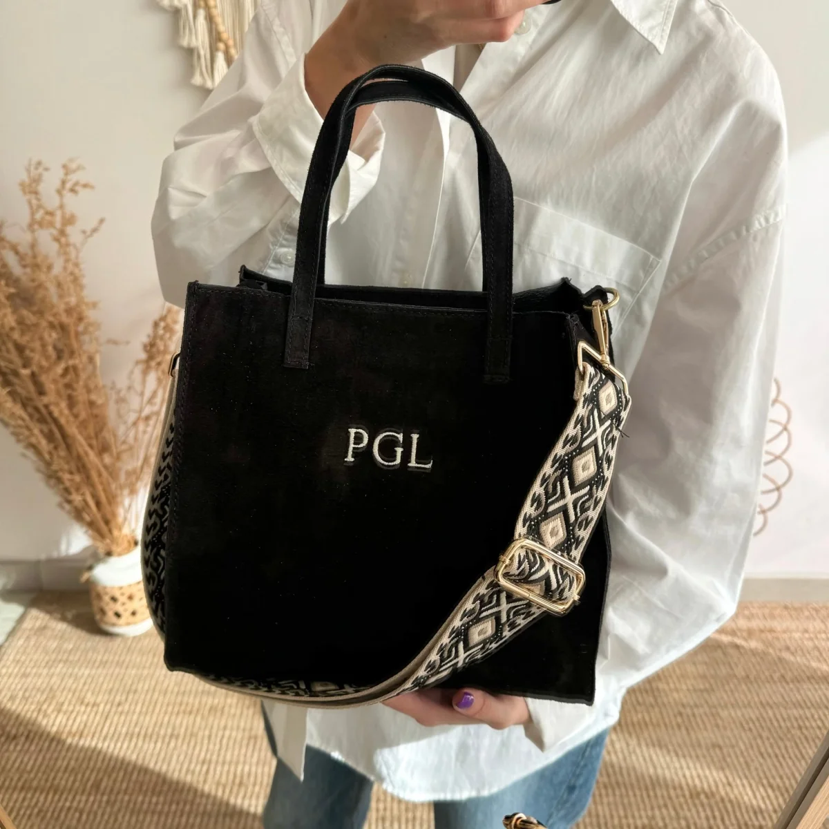 Bolso cuadrado serraje negro herraje dorado iniciales bordadas - Imagen 5