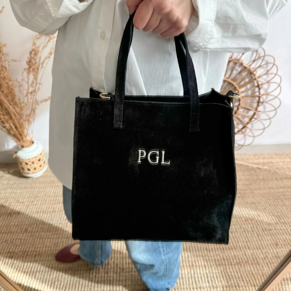 Bolso cuadrado serraje negro herraje dorado iniciales bordadas - Imagen 4