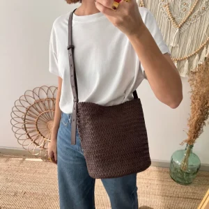 Bolso saco en piel trenzada marrón