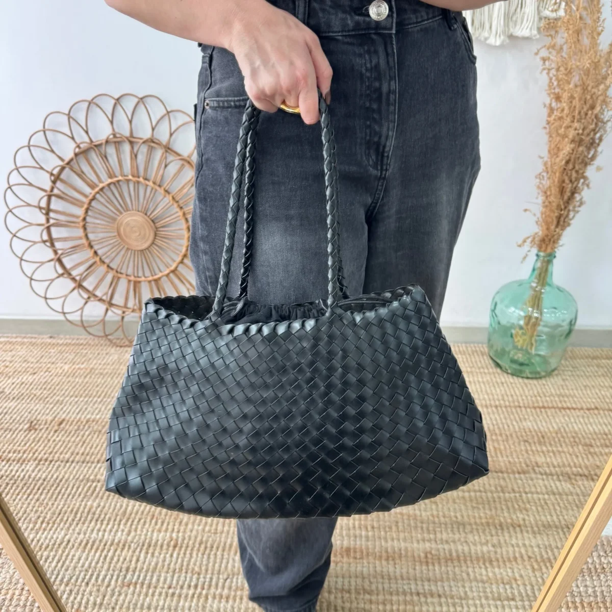 Bolso de piel trenzada trapecio negro - Imagen 3