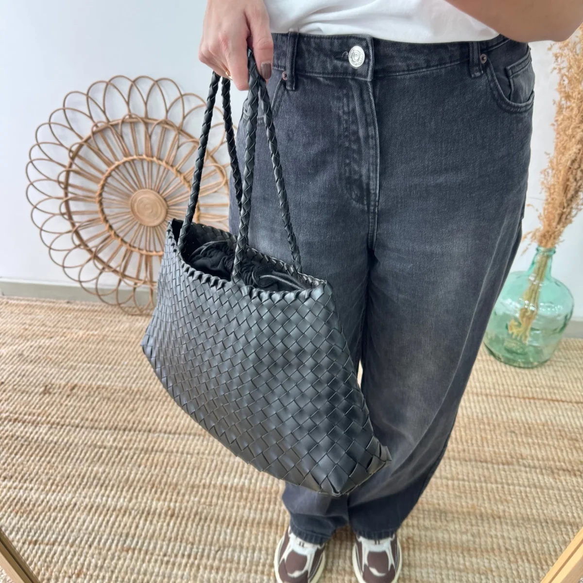 Bolso de piel trenzada trapecio negro - Imagen 5