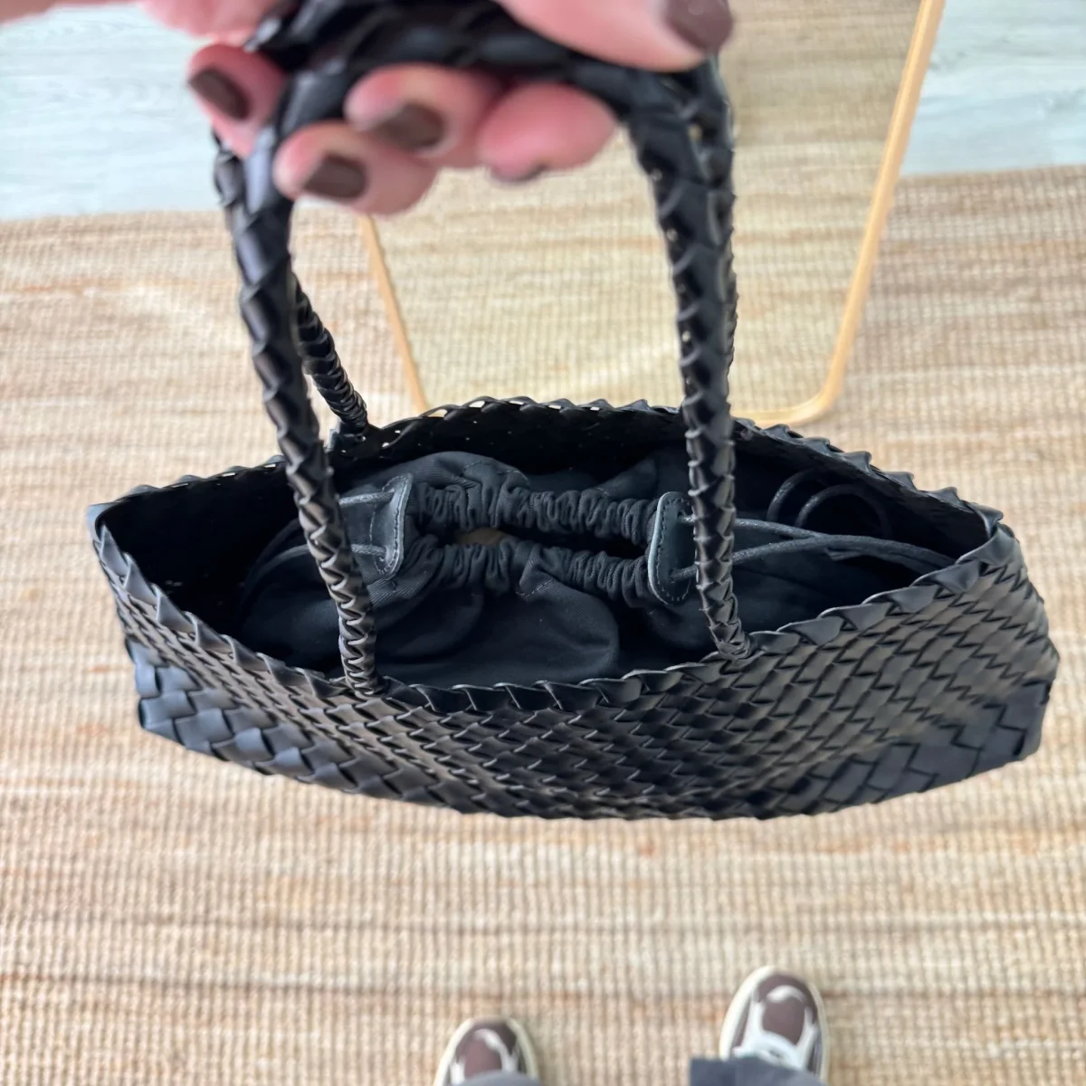 Bolso de piel trenzada trapecio negro - Imagen 7