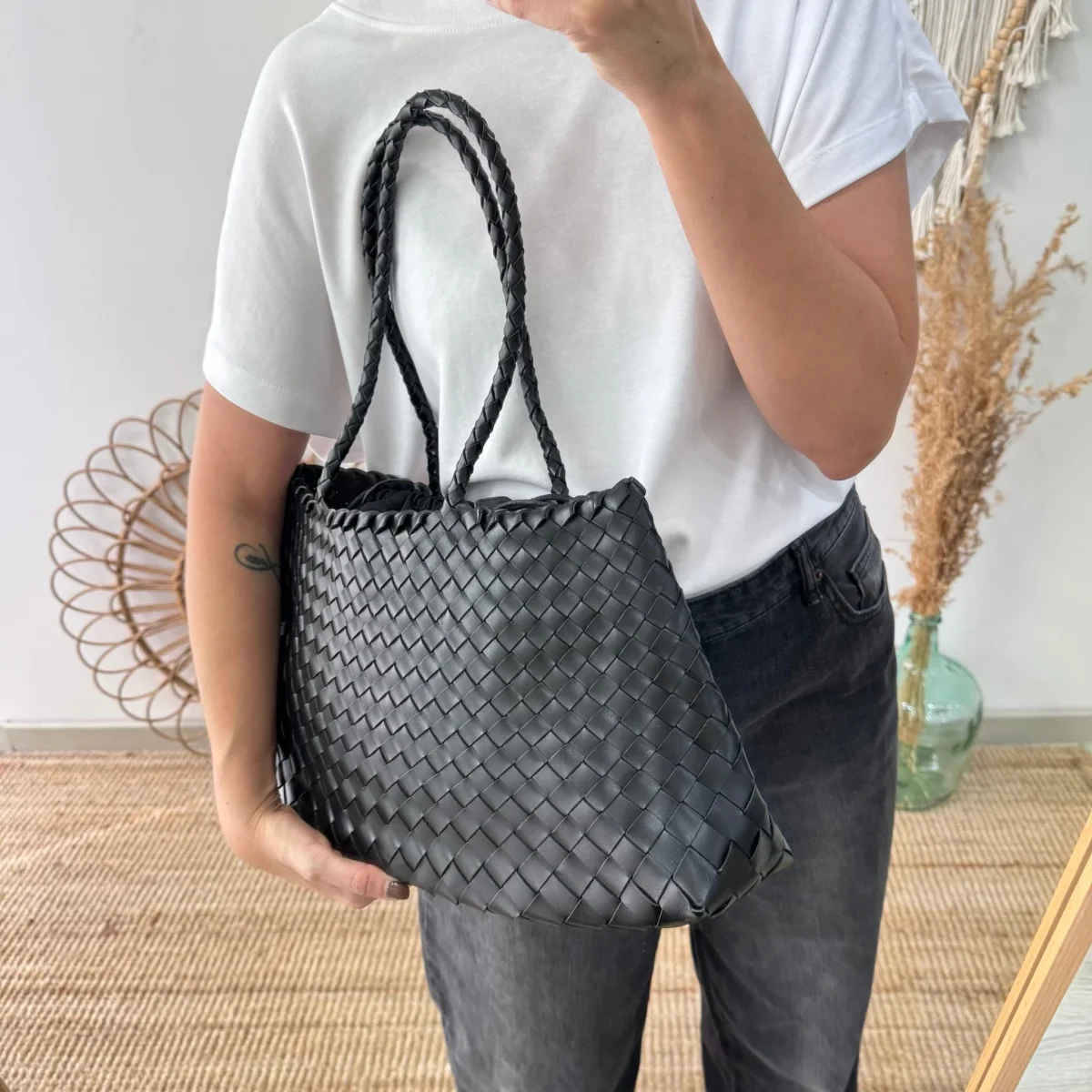 Bolso de piel trenzada trapecio negro - Imagen 6