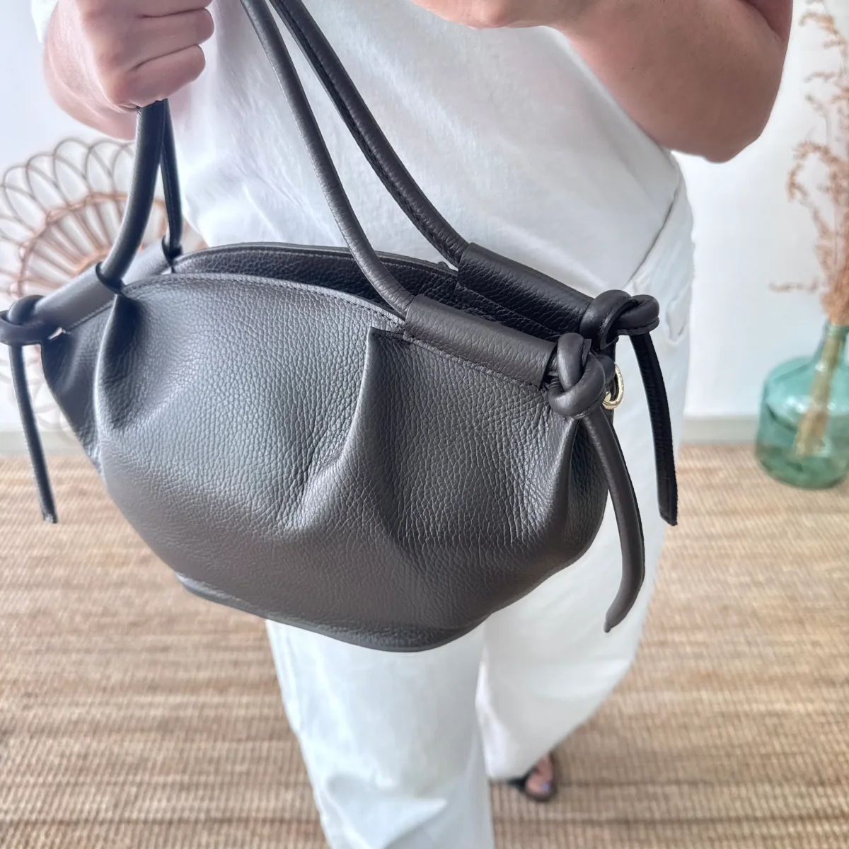 Bolso fruncido lateral marrón - Imagen 5