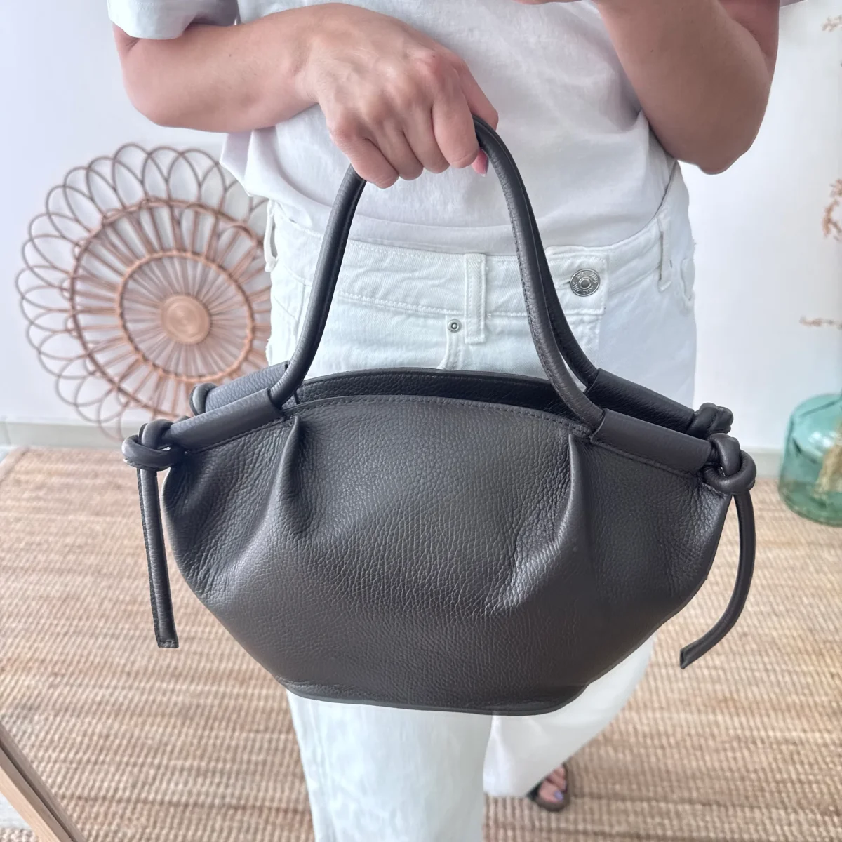 Bolso fruncido lateral marrón - Imagen 3