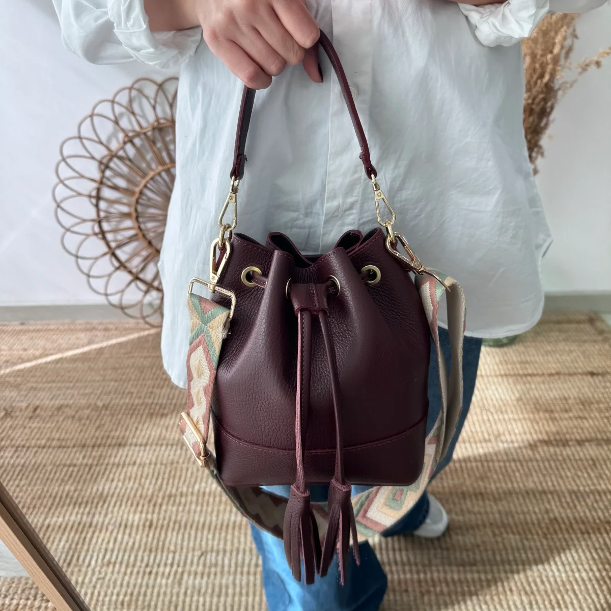 Bolso bucket piel granate pompón iniciales bordadas - Imagen 5