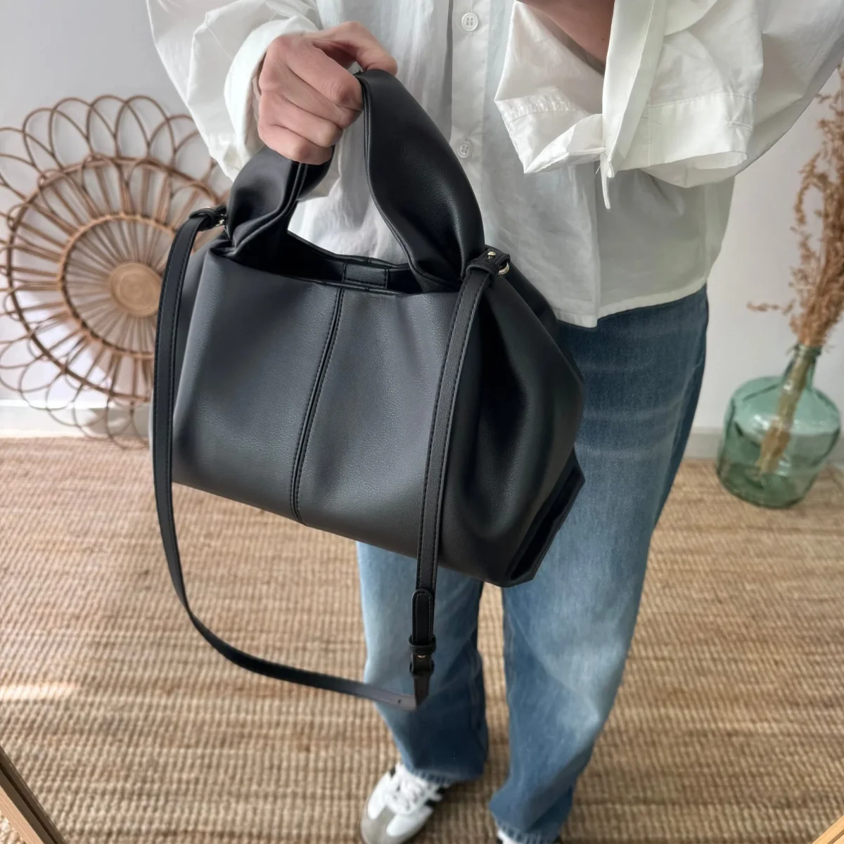 Bolso pliegue piel negro - Imagen 4