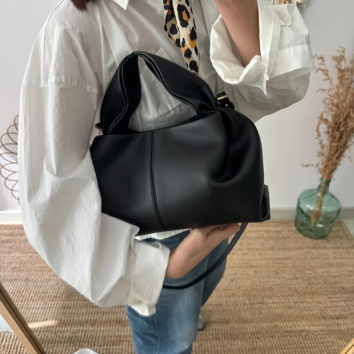 Bolso pliegue piel negro - Imagen 3