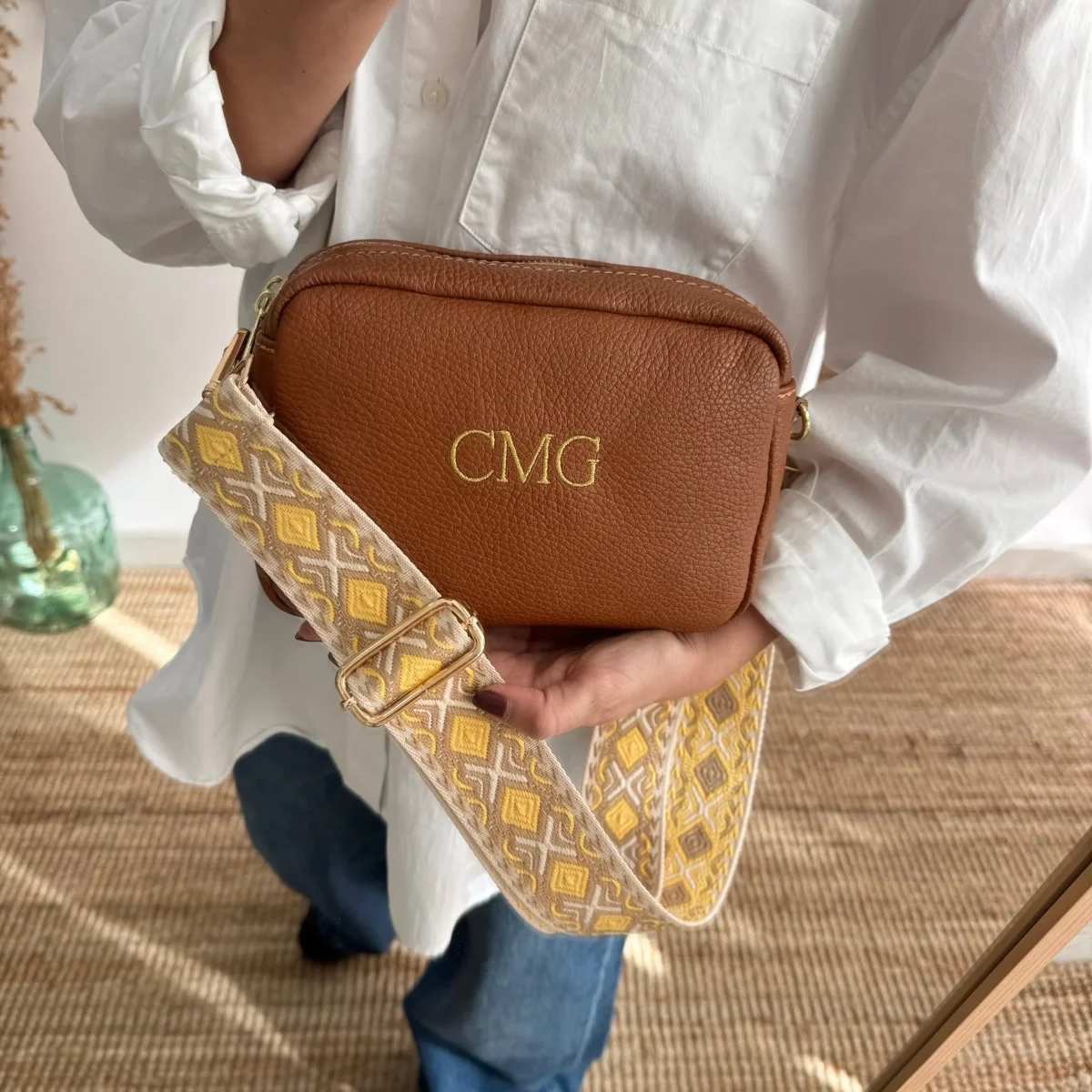 Bolso rectangular piel camel personalizado iniciales bordadas