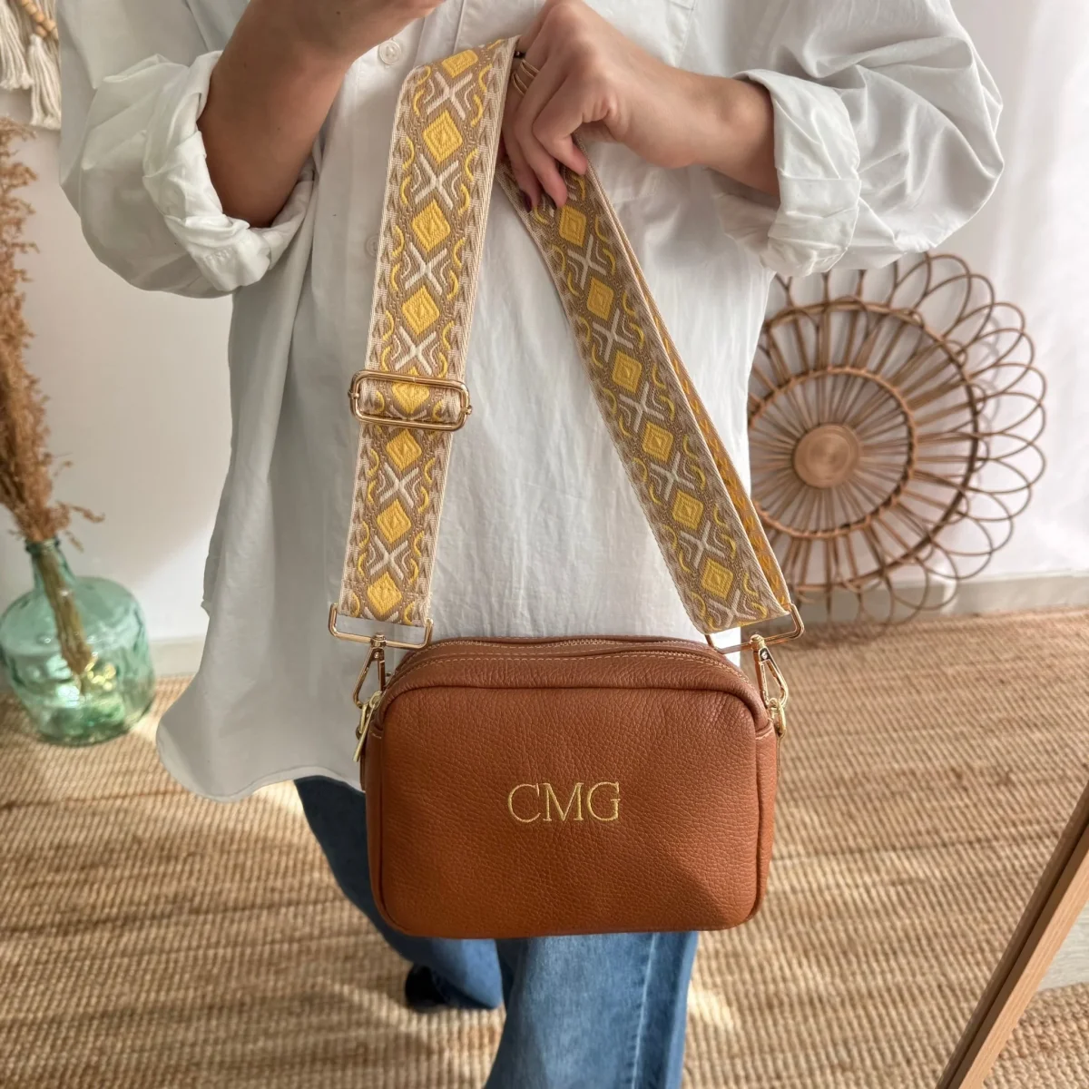 Bolso rectangular piel camel personalizado iniciales bordadas - Imagen 7