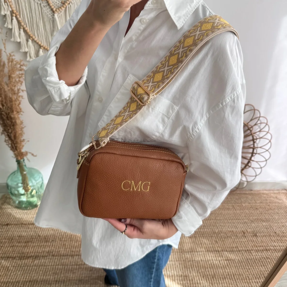Bolso rectangular piel camel personalizado iniciales bordadas - Imagen 3